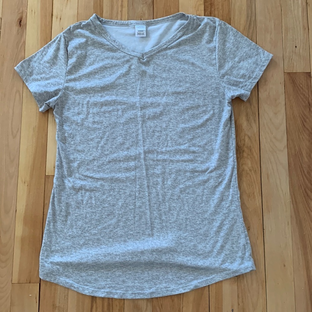 Women’s Mia & Tess Short Sleeve V-neck T-shirt - size small